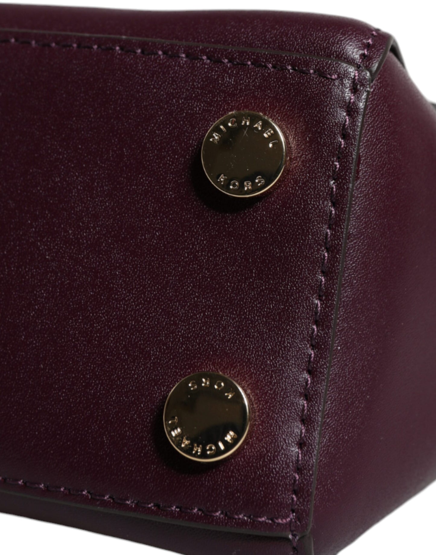 MK17 Sac bandoulière MINDY en cuir violet avec plaque logo